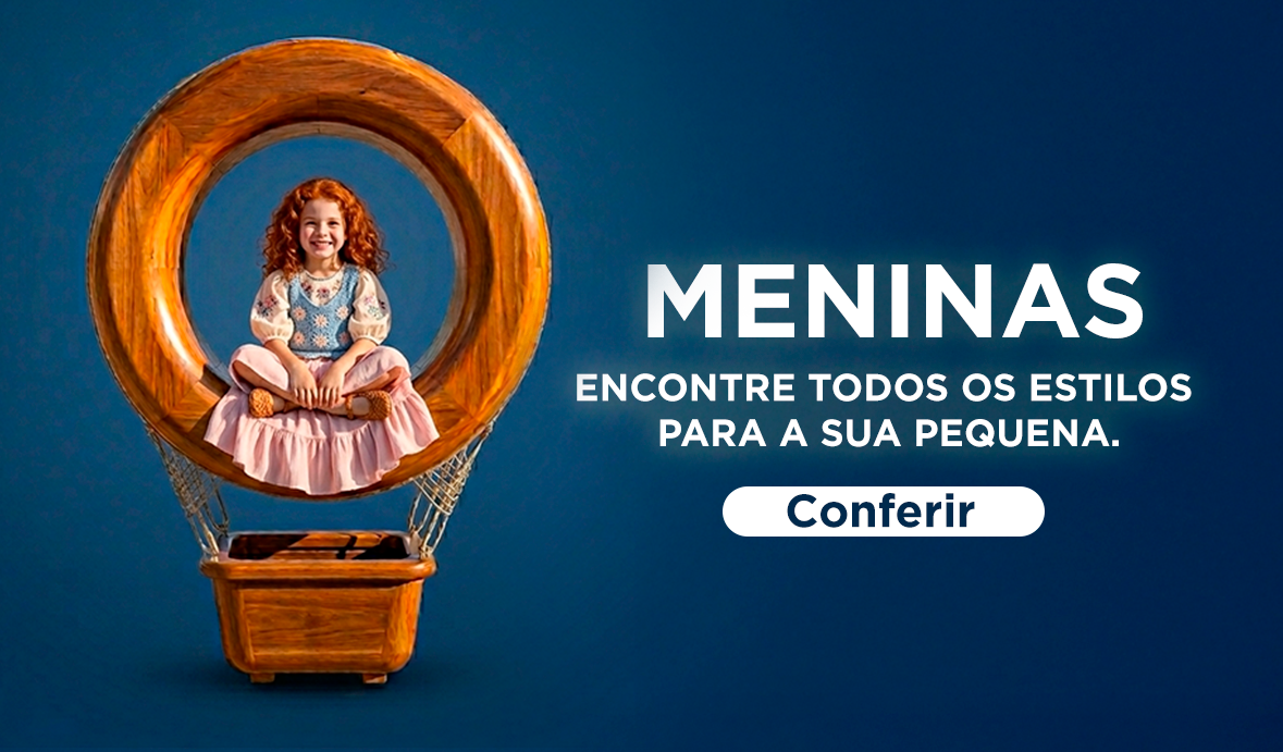 menina sorridente com coroa de flores, fundo rosa com gradiente claro ao lado direito