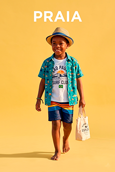 garota com boia para nadar