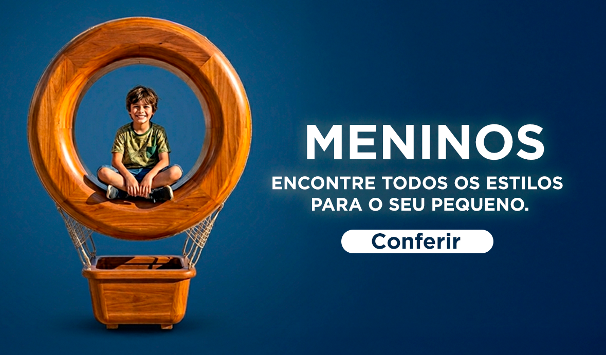 garoto sorridente, roupa listrada em fundo azul com gradiente mais claro ao lado direito no meio
